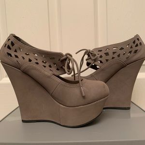 Wedge heel closed toe platform pumps